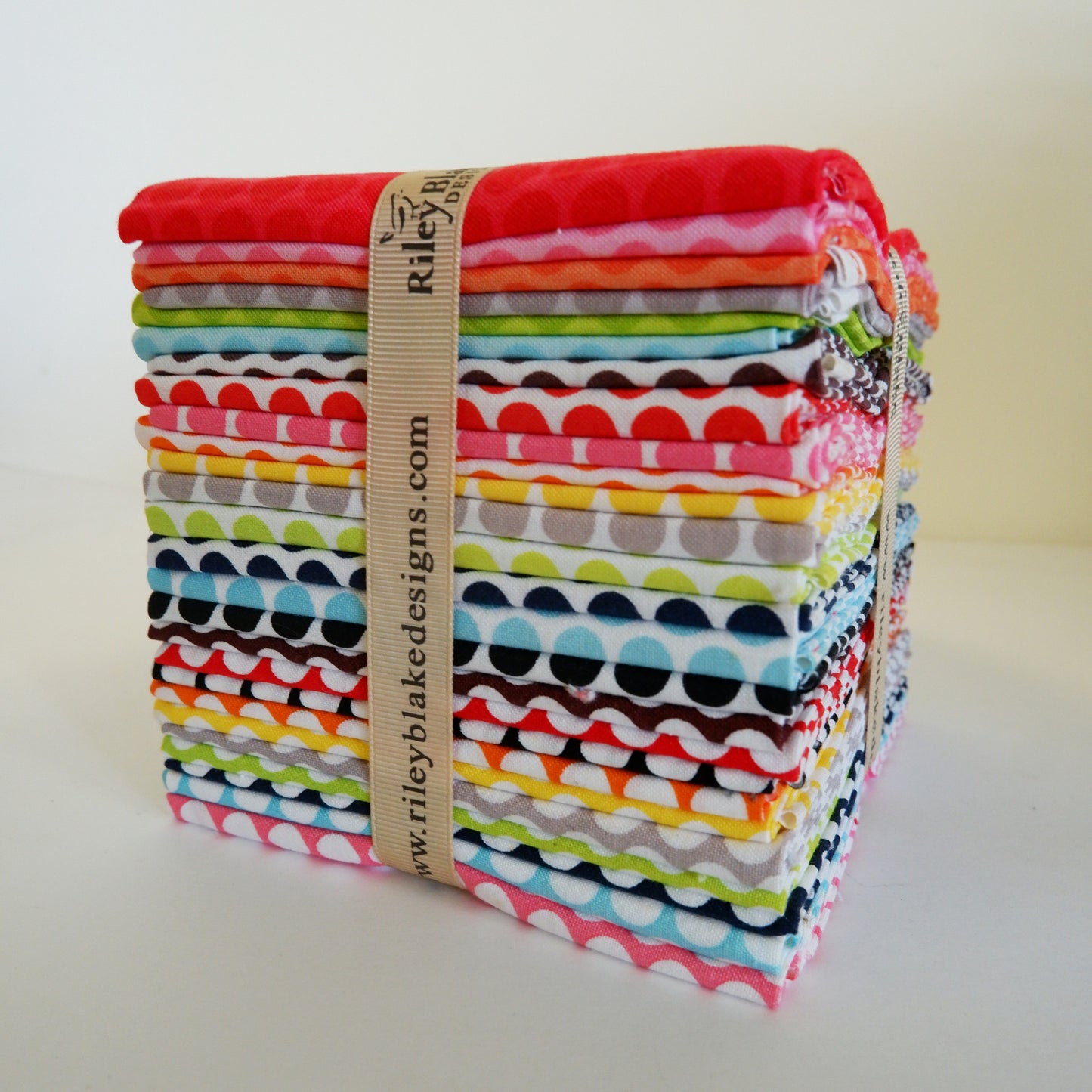 Honeycomb Dot Fat Quarter - 26 Pieces - Riley Blake