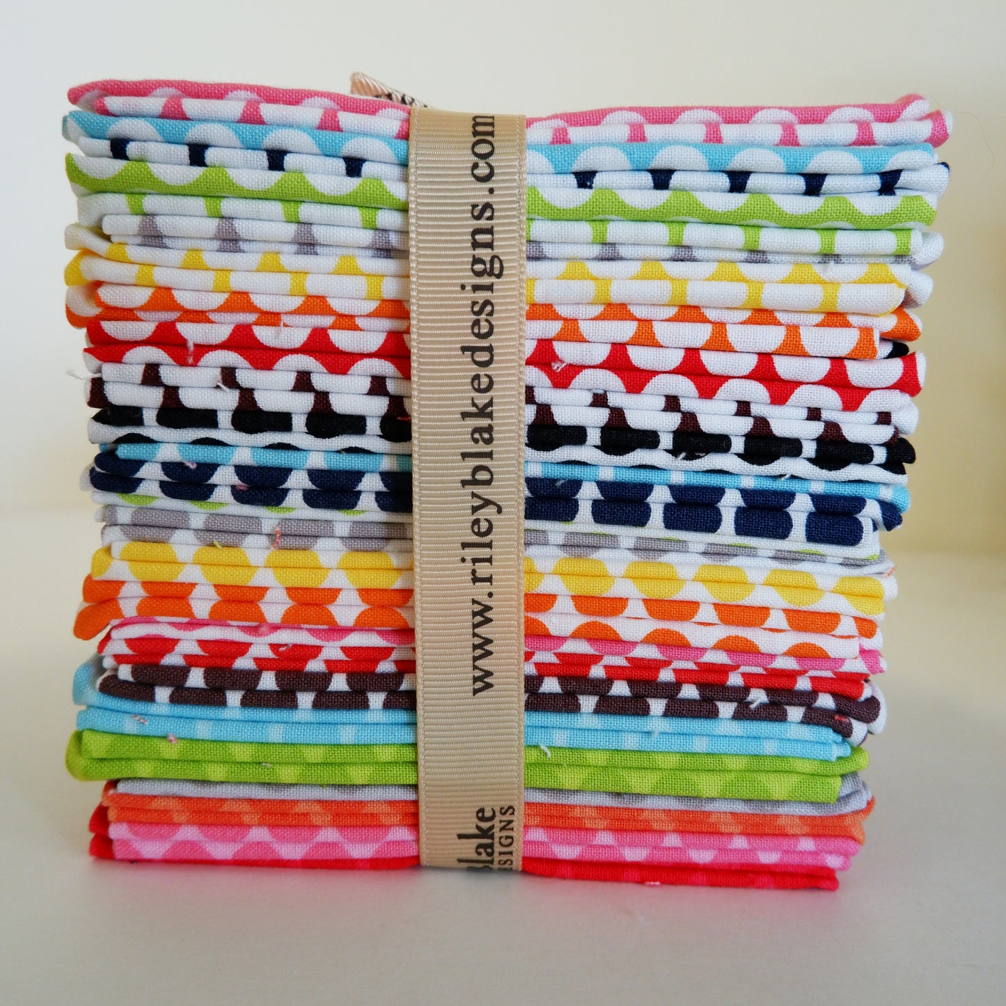 Honeycomb Dot Fat Quarter - 26 Pieces - Riley Blake
