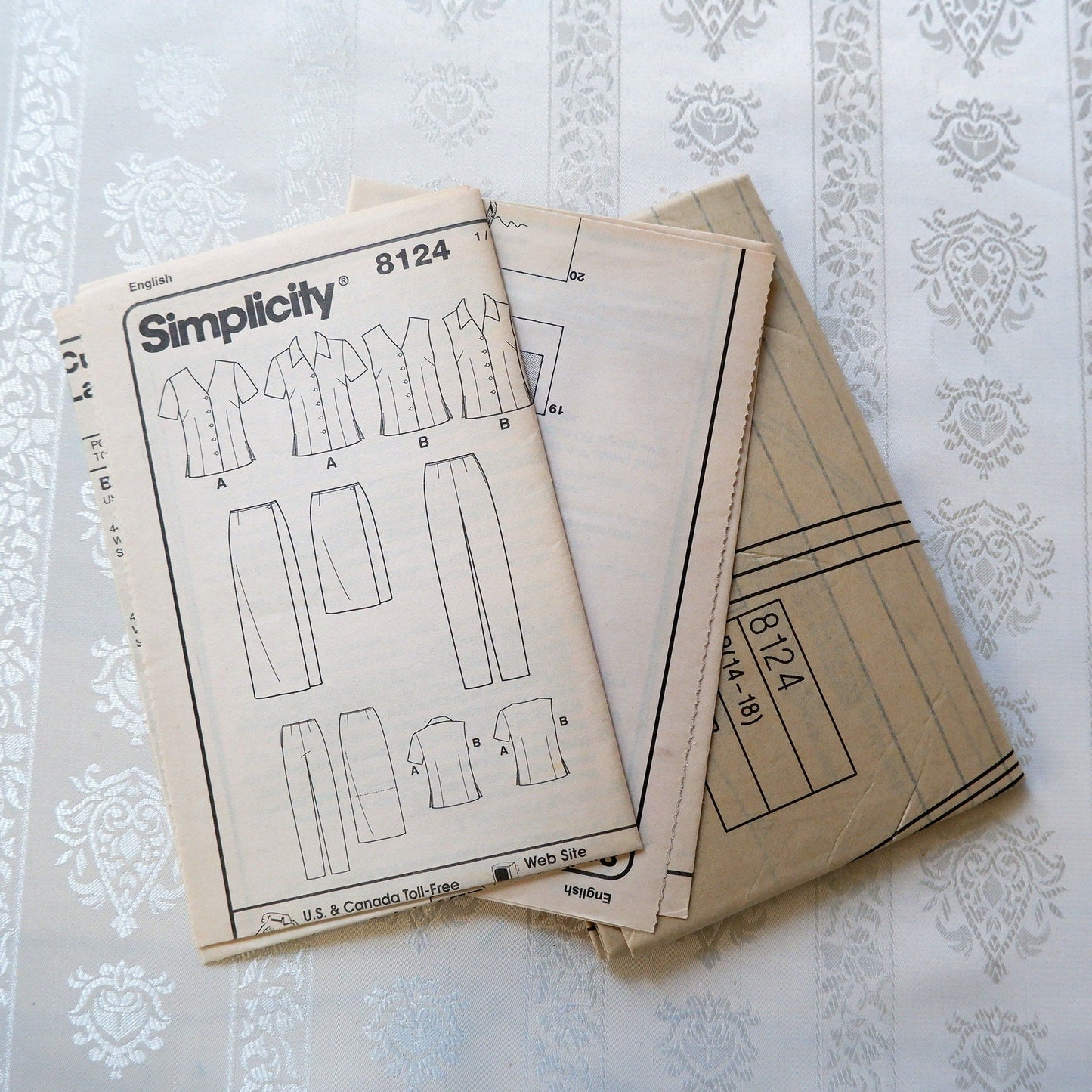 Simplicity 8124, blouse skirt and pants pattern, Sizes 14 - 18